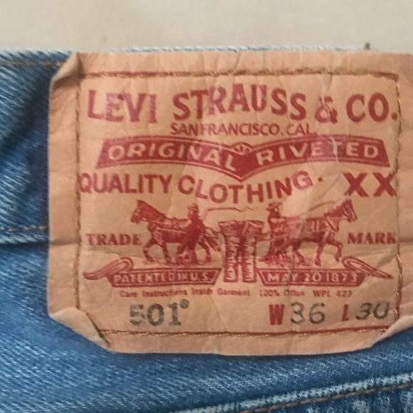 Levi's 501 Jeans. Made in Dominican Republic - Picture 2 of 3